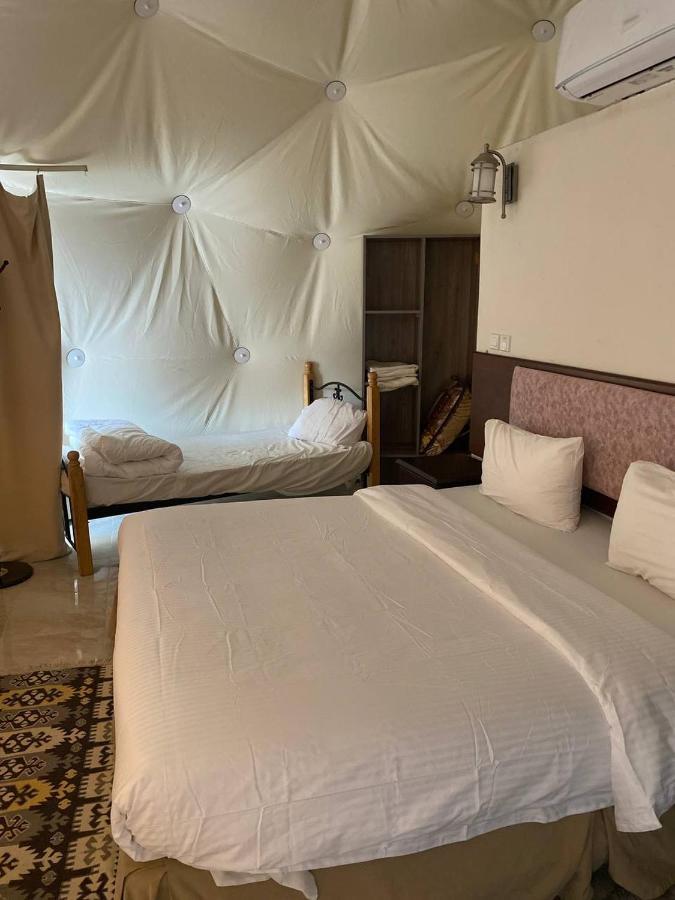 Hotel Omar Ali Luxury Camp Wadi Rum Esterno foto